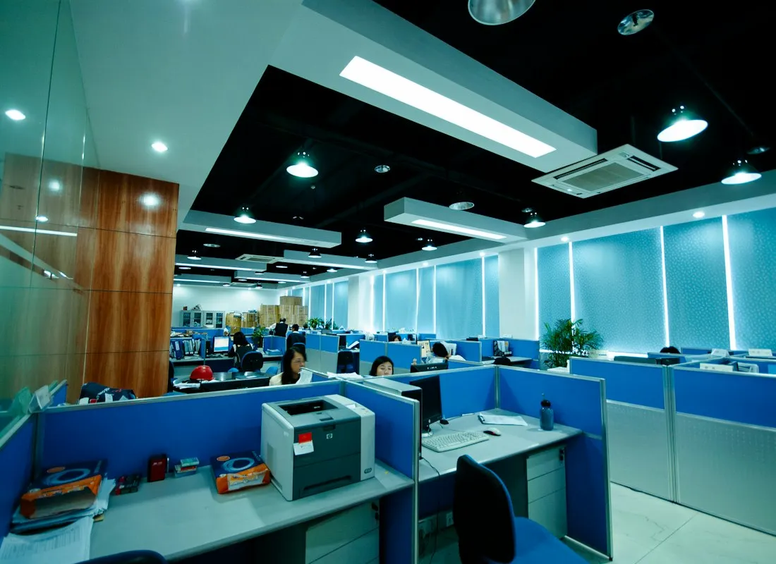 Bureaux équipés d'ordinateurs et de postes de travail