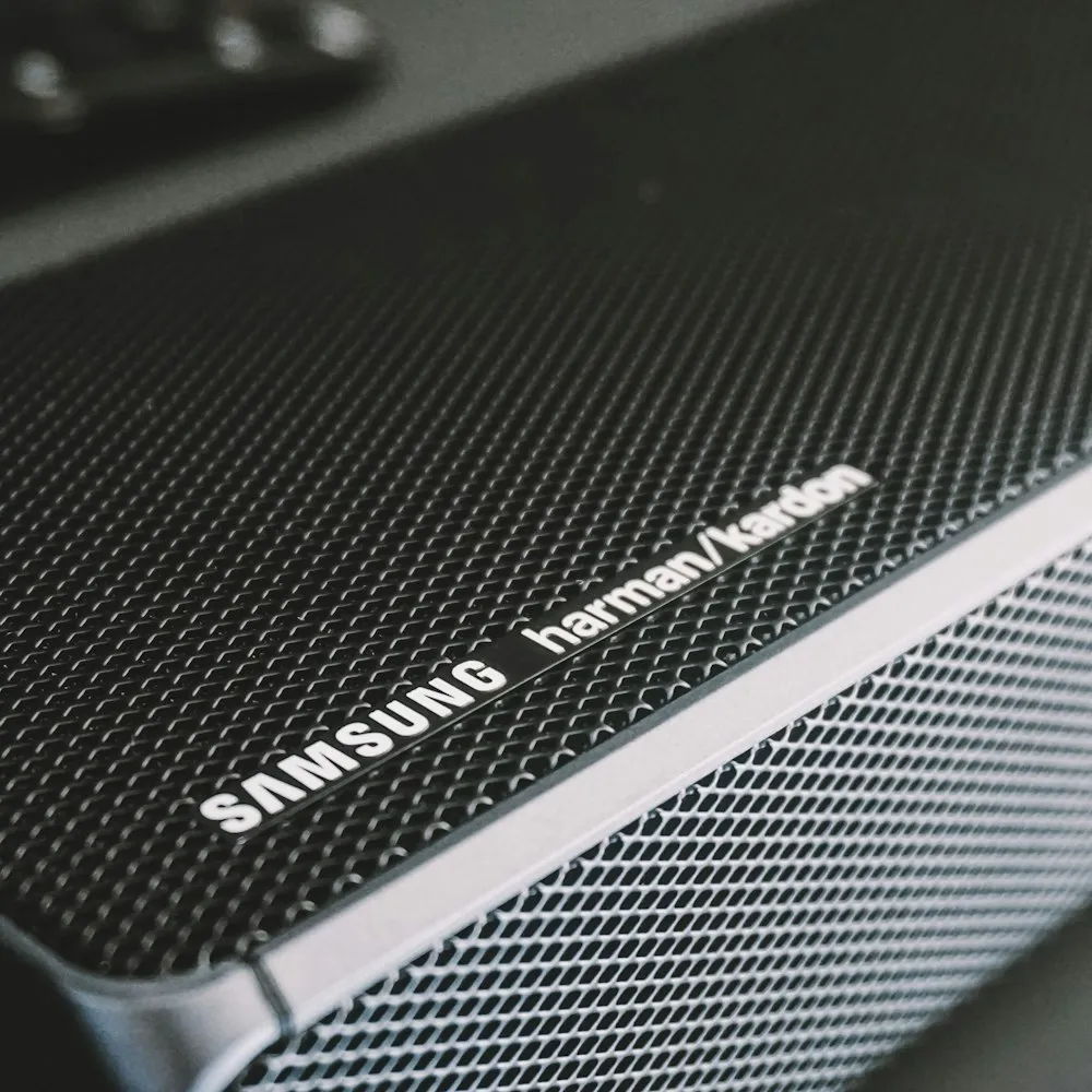 Barre de son Samsung noire, vue de près