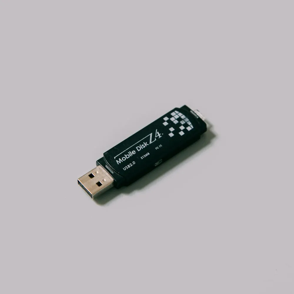 Clé USB noire sur fond gris clair