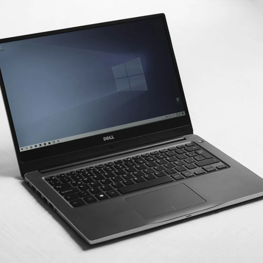 Ordinateur portable Dell Inspiron 15 gris sur fond blanc