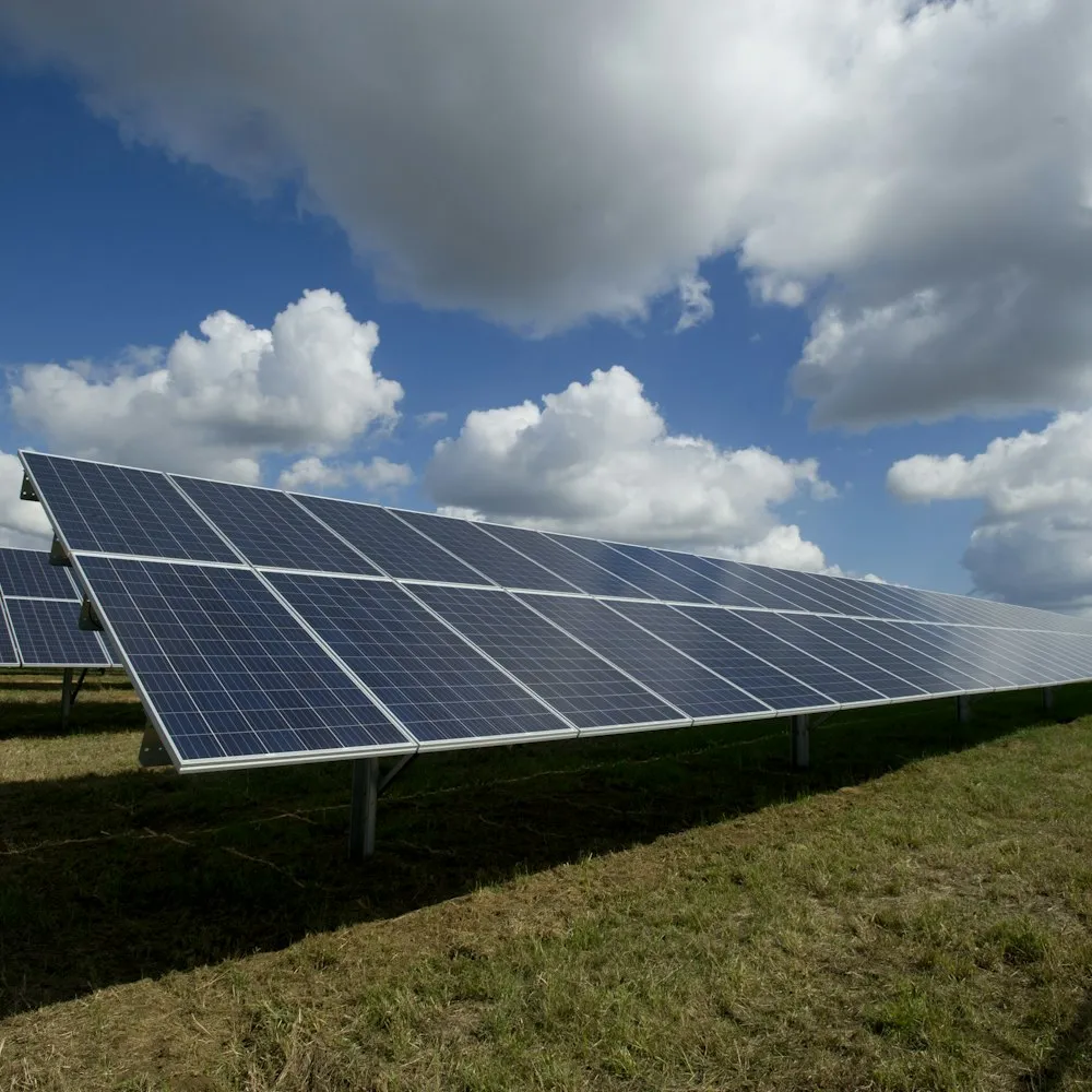 Panneaux solaires installés en plein soleil