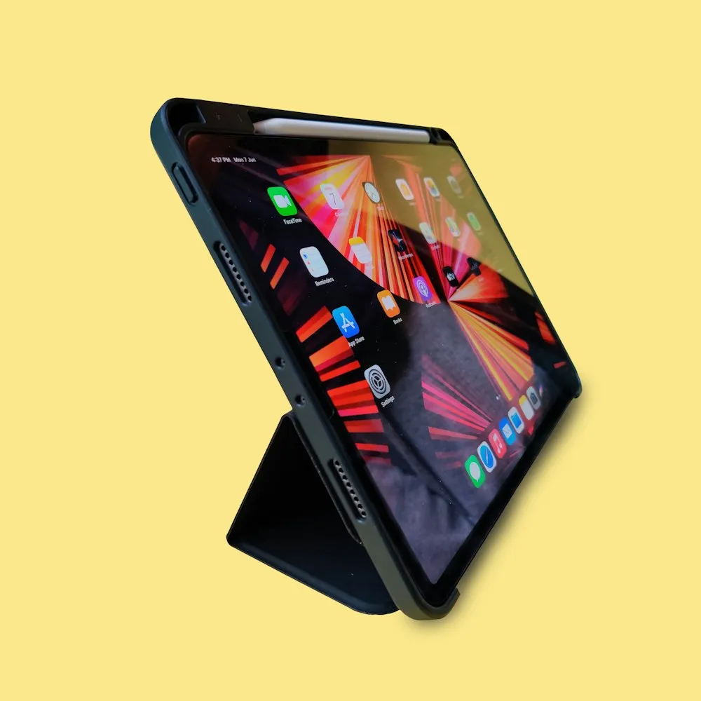Tablette noire dans son étui sur fond jaune