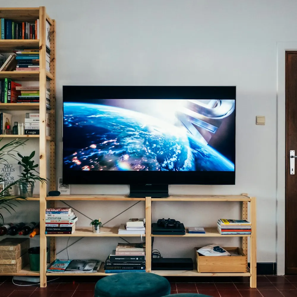 Téléviseur LG à écran plat allumé dans un salon
