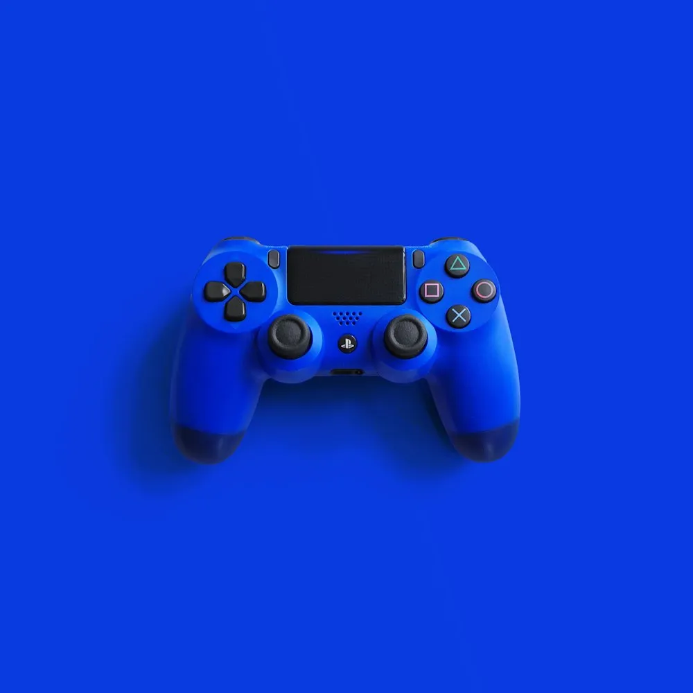 Manette de jeu bleue sur fond bleu