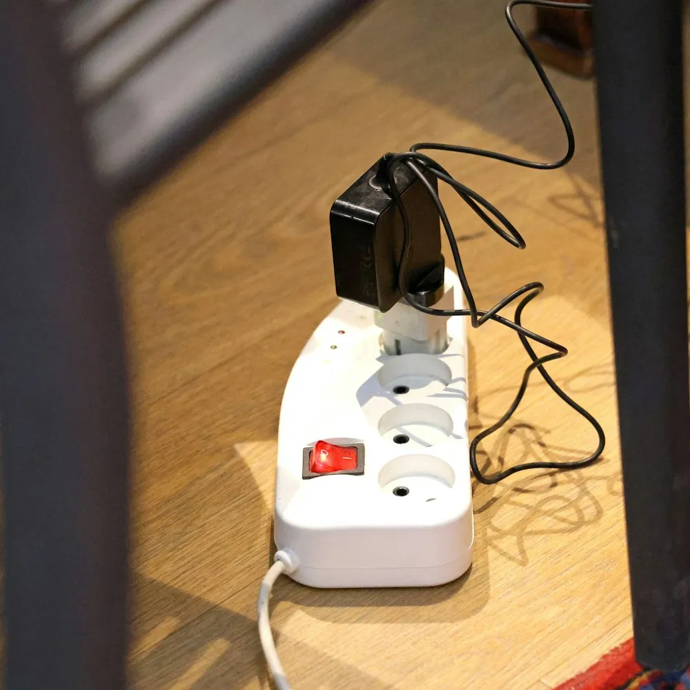 Multiprise blanche avec plusieurs prises branchées