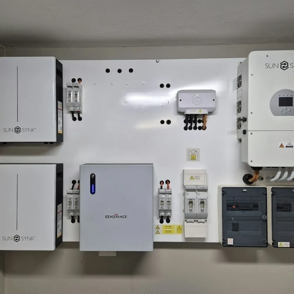 Onduleur et système de stockage d'énergie fixés au mur