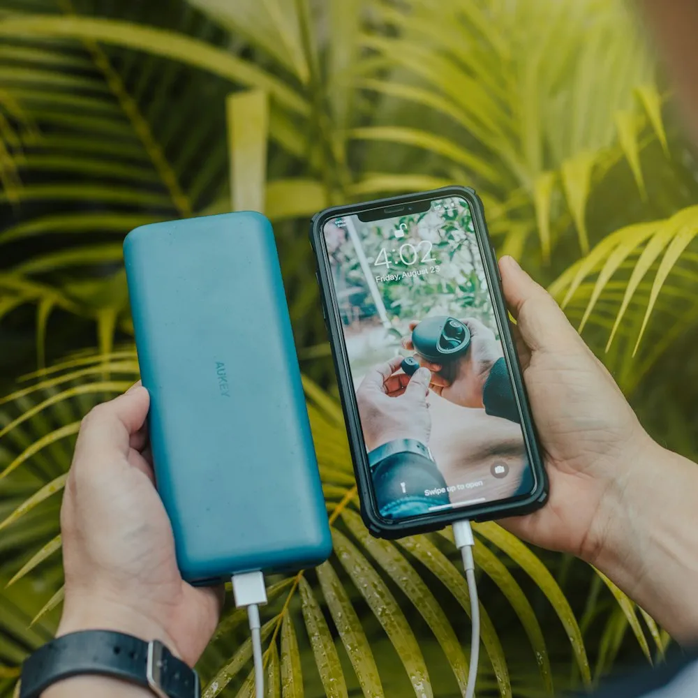 Batterie externe connectée à un smartphone