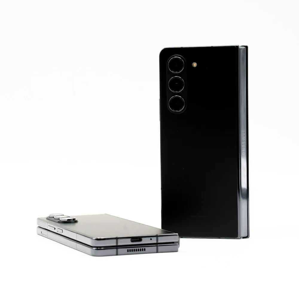 Smartphone Samsung Galaxy noir posé sur une surface blanche