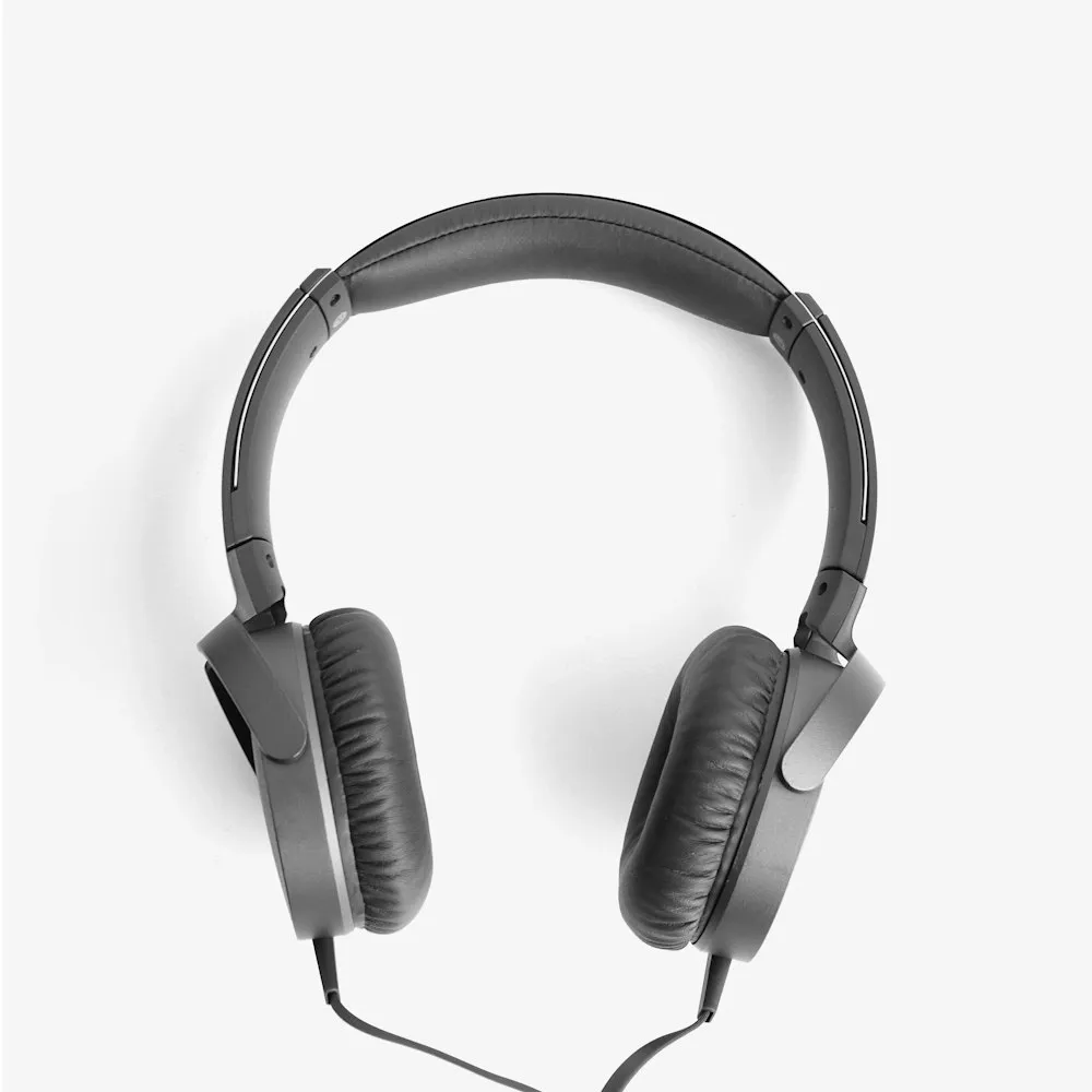 Casque audio sans fil noir et argent sur fond blanc