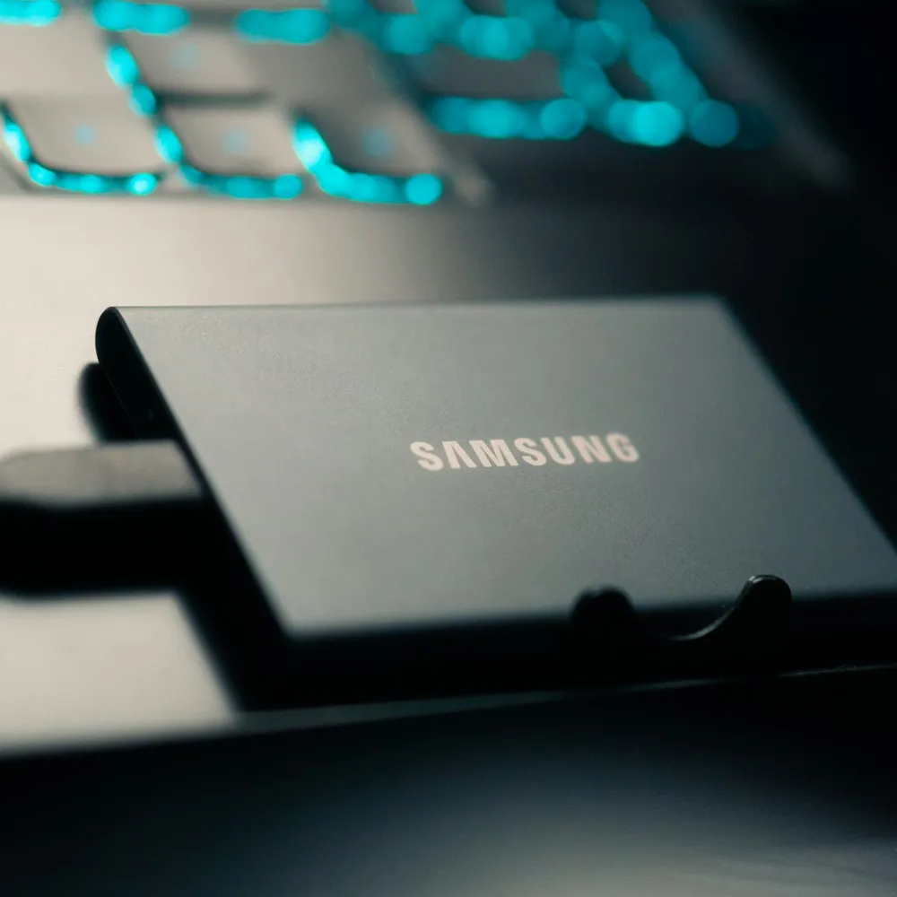 Disque SSD Samsung posé près d'un clavier