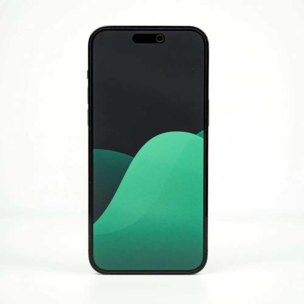 Smartphone Tecno Spark 20 Pro à écran vert sur fond blanc