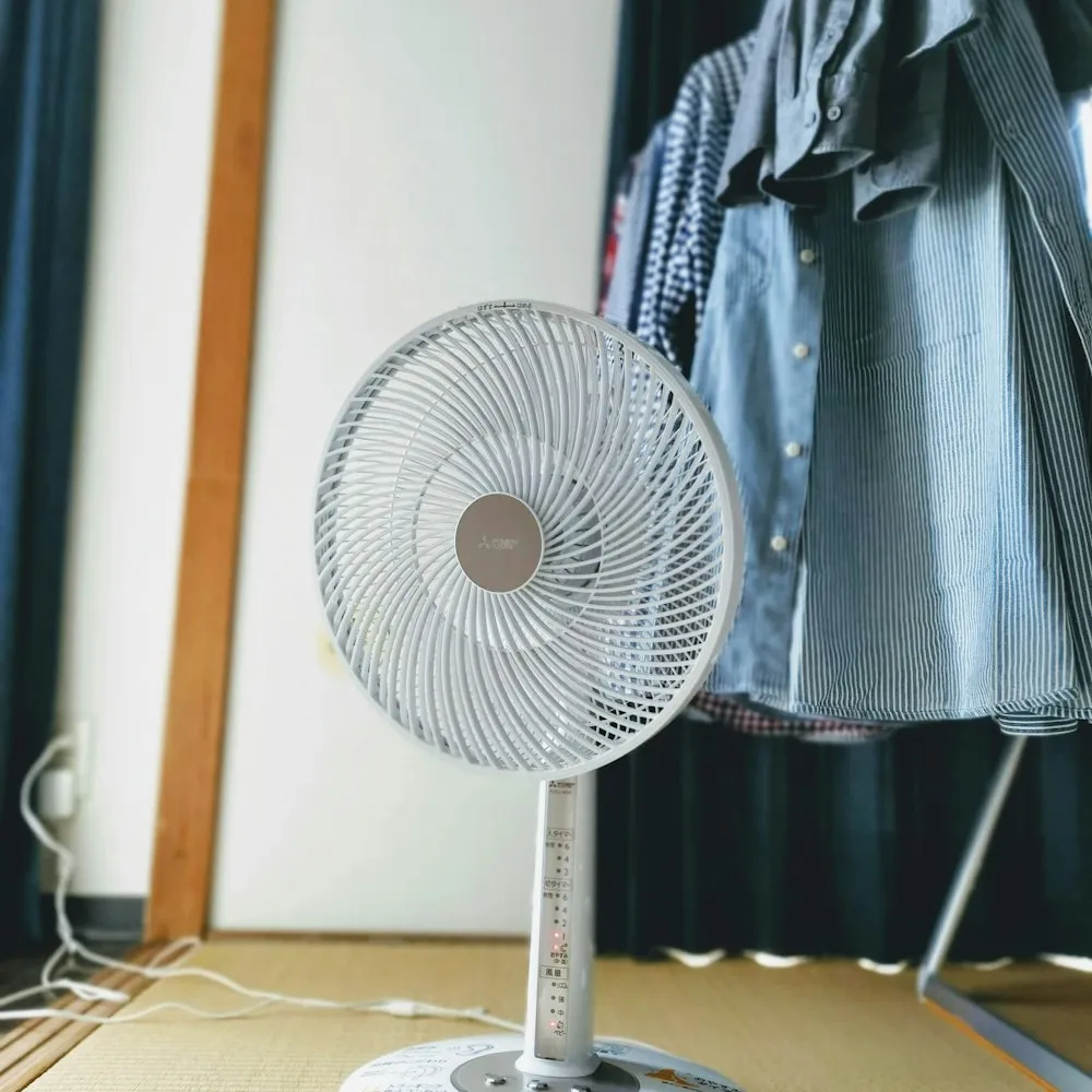 Ventilateur blanc allumé
